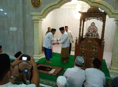 Wakil Walikota Kendari Dr.H Musadar Mappasomba, menghadiri peringatan malam Nuzulul Qur'an, di Masjid Aljariah Kel Korumba. FOTO : FA