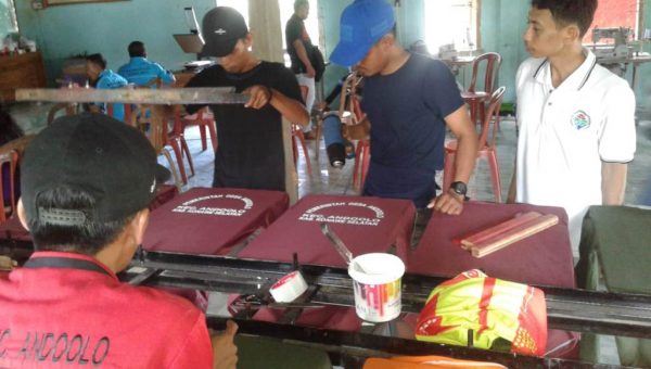Pemdes Andoolo Konsel Berdayakan Pemuda Melalui Usaha Sablon﻿