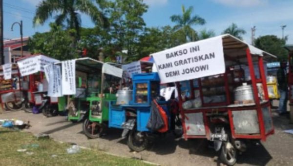 Makan Gratis, Relawan Jokowi -Ma&rsquo;ruf Siapkan 120 Gerobak Menu Makanan Siang ini di MTQ﻿