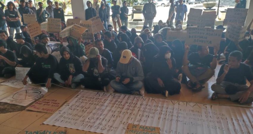 Aksi Damai Demo PT GKP di DPRD Sultra, ini Tuntutan Mahasiswa Tehnik UHO Kendari