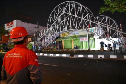 Walikota Yogyakarta, Haryadi Suyuti (membelakang) saat meninjau pemasangan gapura atau batas kota yang akan menjadi wahana swafoto bagi masyarakat yogyakarta. FOTO : NADHIR ATTAMIMI