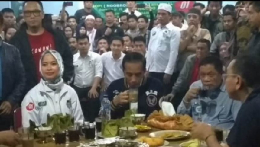 Jokowi Ngopi Bareng di Warkop di Kendari﻿
