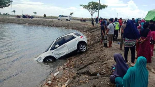 Mobdis Diduga Milik Bawaslu Sultra Tabrak Mobil Dokter di Kolut
