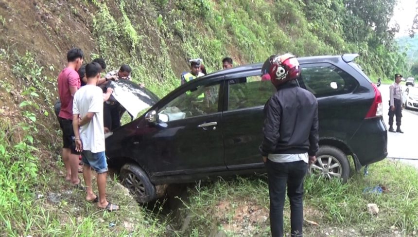 Minibus Tabrak Gunung di Kolaka Timur Terpaksa Diderek