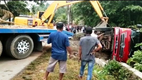 Berusaha Hindari Truk, Mobil Tangki Elpiji Terguling di Koltim