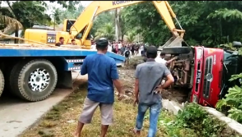 Berusaha Hindari Truk, Mobil Tangki Elpiji Terguling di Koltim