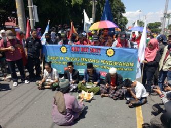 Aksi budaya do'a bersama dan potong tumpeng yang dilakukan ABY sebelum menuju halaman Kraton Yogyakarta. FOTO : NADHIR