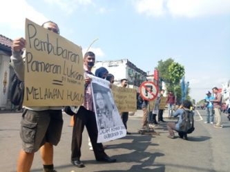 Masyarakat Anti Kekerasan Yogyakarta (Makaryo) melakukan aksi diam didepan Kepatihan Yogyakarta, Selasa (16/5/2017) pagi. FOTO : NADHIR