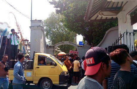 Ratusan Pengurus dan Anggota Kelompok Penambang Pasir sungai Progo menggelar Aksi Unras dihalaman Kantor DPRD Daerah Istimewa Yogyakarta. FOTO : NADHIR