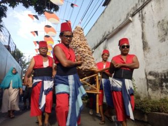 Tradisi Apeman yang digelar masyarakat jawa jelang ramadhan. FOTO : NADHIR