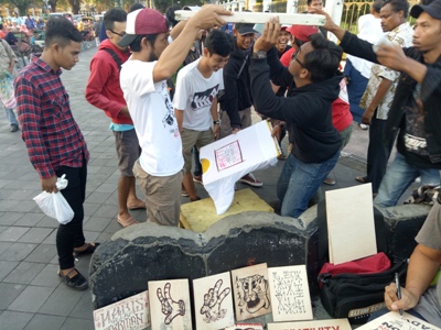 Komunitas di Yogyakarta menggelar baksos dengan berbagai kegiatan dalam rangka memperingati hari kelahiran RA Kartini. FOTO : NADHIR ATTAMIMI