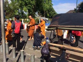 Rayakan Waisak, Bhikkhu Sangha Lakukan Pindapata di Yogyakarta. FOTO : NADHIR