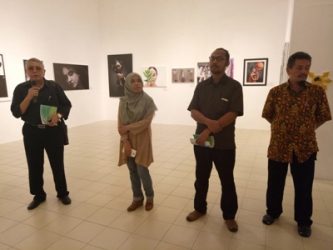 Panitia Dies natalis saat meninjau lokasi perssiapan. FOTO : NADHIR