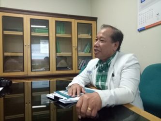 Prof. dr. Suhardjo, ketika sedang menerangkan tentang resiko gangguan mata pada penyandang Hipertensi kepada awak media yang hadir di RS. Sardjito Yogyakarta