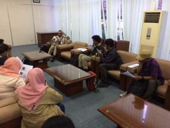 Dr Eko Teguh Paripurna, MT menjelaskan hasil penelitian terkait fenomena sumur ambles di Kaki Gunung Kelud, Jawa Timur di Gedung Rektorat Universitas Pembangunan Nasional (UPN) Veteran Yogyakarta, Senin (15/5). FOTO : NADHIR