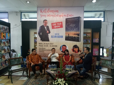 Toko Buku Gramedia bekerjasama dengan pihak Penerbit Andi mengadakan acara Live Talk Show "Cahaya di Penjuru Hati" FOTO : NADHIR