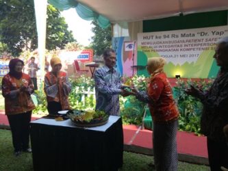 Penghageng Kawedanan Hageng Punakawan Nitya Budaya, Gusti Bendara Pangeran Haryo (GBPH) Prabukusumo memberikan potongan tumpeng kepada Direktur Utama RS. Mata dr. YAP, Eni Cahyani.