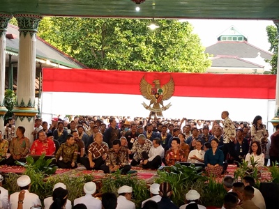 Gubernur Yogyakarta Sri Sultan hamengkubuwono IX (duduk bersila di tengah) saat menggelar peringatan hari kelahiran pancasila. FOTO : NADHIR