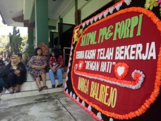 Apresiasi ke FORPI dan Satpol PP, Warga Balirejo Berikan Karangan Bunga. FOTO : NADHIR