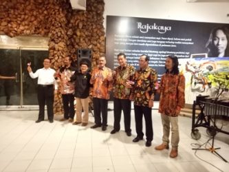 Menteri Perhubungan Budi karya Sumadi (kedua dari kiri) saat membuka pameran perupa di Yogyakarta. FOTO ; NADHIR