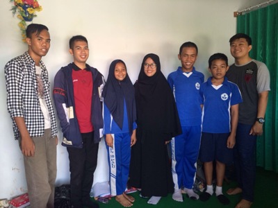 Anak-anak asuh CAC Kota Palu bersama para relawan. FOTO ; NADHIR