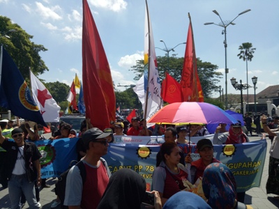 Aksi Buruh di Yogyakarta yang menentang pernyataan mentyeri tenaga Kerja jika kondisi ketenagakerjaan secara nasional sudah membaik. FOTO : NADHIR