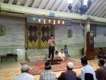 Kapolda Daerah Istimewa Yogyakarta, Brigjend Pol. Ahmad Dofiri ngabuburit bareng warga Yogyakarta di Masjid Kauman. FOTO : NADHIR