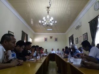 15 orang perwakilan taksi online diterima langsung oleh pihak terkait untuk melakukan negosiasi di Pendopo Kepatihan