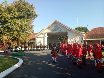 Beginilah proses pergantian pengamanan istana pakualaman oleh para pengawal istana. FOTO : NADHIR