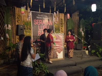 Astuti Kusumo (kiri) memberikan satu buah lukisan cantik kepada GKBRA Adipati Paku Alam (kanan) FOTO : NADHIR