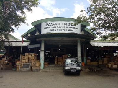 termpat perkulakan inilah yang dikeluhkan oleh pedagang buah dan sayuran yang minim fasilitas di hadapan anggota DPR RI. FOTO : NADHIR