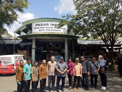 Anggota Komisi V DPR RI foto bersama di depan pasar buah dan sayur di Giwangan. FOTO : NADHIR