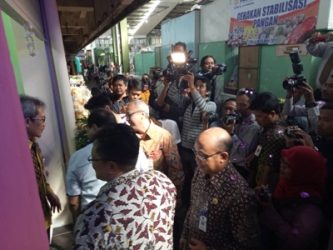 Pengadaan Kios Stabilitas Pangan dan telah di kunjungi oleh Pihak Bulog, BPD dan Pemerintah. FOTO : NADHIR