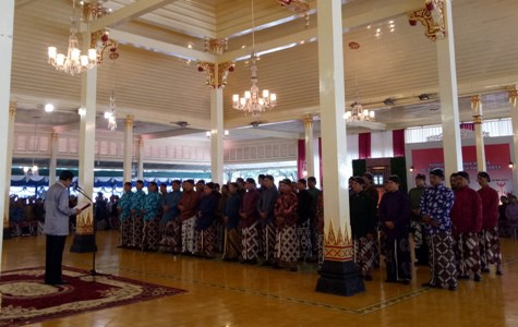 Gubernur Daerah Istimewa Yogyakarta, Sri Sultan Hamengkubuwana X mengukuhkan Jogo Wargo se DIY di Pendopo Kepatihan. FOTO : NADHIR