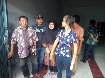 Bu Ayem sebagai pewaris lahan yang di eksekusi PN Yogyakarta hanya bisa pasrah. FOTO : NADHIR