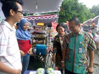 Ketenagakerjaan dan Transmigrasi Kota Yogyakarta saat berbincang dengan pelaku UMKM. FOTO : NADHIR