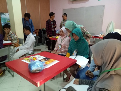 (PKMM) Universitas Ahmad Dahlan bekerjasama dengan Perpustakaan Kota Yogyakarta menggelar Pembelajaran dan Pembuatan Buku Mentari Mencerap Tata Surya dengan Gambar. FOTO ; NADHIR
