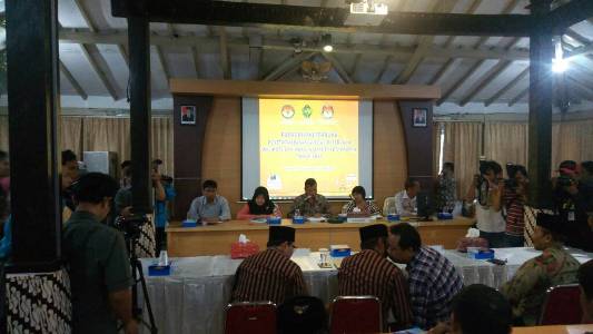 KPU Kota Yogyakarta saat menggelar pleno penetapan pasangan calon Walikota dan wakil Waklikota terpilih. FOTO : NADHIR