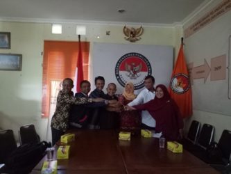 Personil bawaslu foto bersama usai mendengarkamn dan mengikuti sidang kode etik DKPP melalu Telcomfrence. FOTO : NADHIR