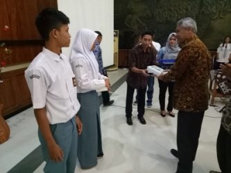 PJ Walikota Yogyakarta, Drs. Sulistyo saat memberikan penghargaan kepada perwakilan atlit-atlit POPDA DIY 2017 saat menggelar silaturahmi bersama para atlit di Balaikota Yogyakarta. FOTO : NADHIR