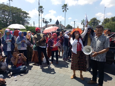 ARPY Sebuah federasi yang tergabung dalam buruh Pekerja Rumah Tangga (PRT) daam sebuah aksi di may day. FOTO : NADHIR