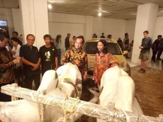 Menteri perhubungan Budi Karya Sumadi saat melihat pameran perupa asal Yogjakarta. FOTO : NADHIR