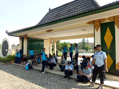 warga Binaan bersama petugas sipir Rurtan kelas IIa Yagyakarta saat menggelar baksos di TMP Yogyakarta. FOTO : NADJHIR