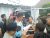 Pemilik lahan bersama satpol PP melakukan diskusi dengan warga setelah melakukan penyegelan. FOTO : NADHIR