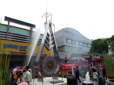 Simulasi pemadaman kebakaran di taman terbuka oleh tim Pemdam kebakaran Kota Yogyakarta. FOTO : NADHIR