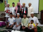 Syech Muntasir Husein penceram,ah asal Palestina Foto bersama dengan pengurus Masjid Baiturahman Gowok. FOTO : NADHIR