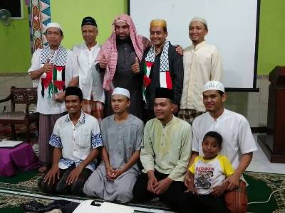 Syech Muntasir Husein penceram,ah asal Palestina Foto bersama dengan pengurus Masjid Baiturahman Gowok. FOTO : NADHIR