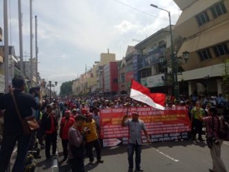 Ribuan Sopir Taksi Geruduk Kantor Kepatihan DIY. FOTO : NADHIR