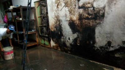si jago merah melahap sebuah dapur rumah sentra peyek. FOTO : NADHIR