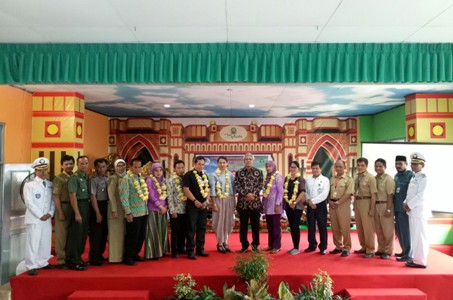 Plt Walikota Yogyakarta Sulistiyo foto bersama dengan tim penilai lomba Sekolah Sehat (LSS) tingkat Nasional tahun 2017 di SD Muhammadiyah Karangkajen. FOTO : NADHIR